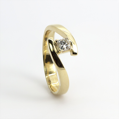 Zaveris Princess Cut 18 Carat Solid Yellow Gold Diamond Ring