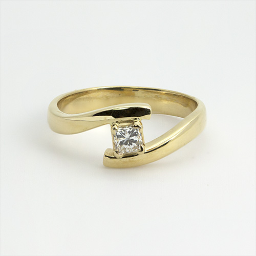 Zaveris Princess Cut 18 Carat Solid Yellow Gold Diamond Ring