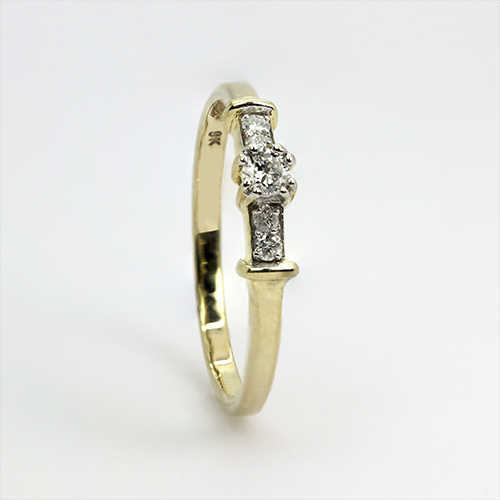 Zaveris 9 Carat Yellow Gold 5-Stone Diamond Ring