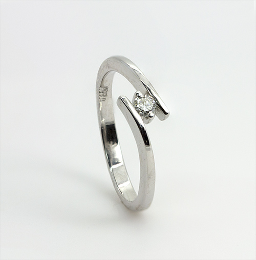 Zaveris 18 Carat White Gold Solitaire Diamond Ring