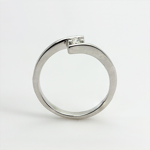 Zaveris 18 Carat White Gold Solitaire Diamond Ring