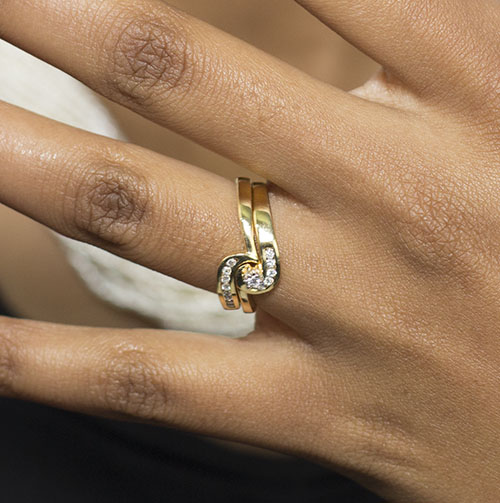 Zaveris Interlocked 18 Carat Solid Yellow Gold Diamond Ring