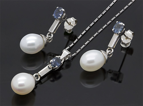 Zaveris 18 Carat White Gold Pearl and Blue Sapphire Pendant Set