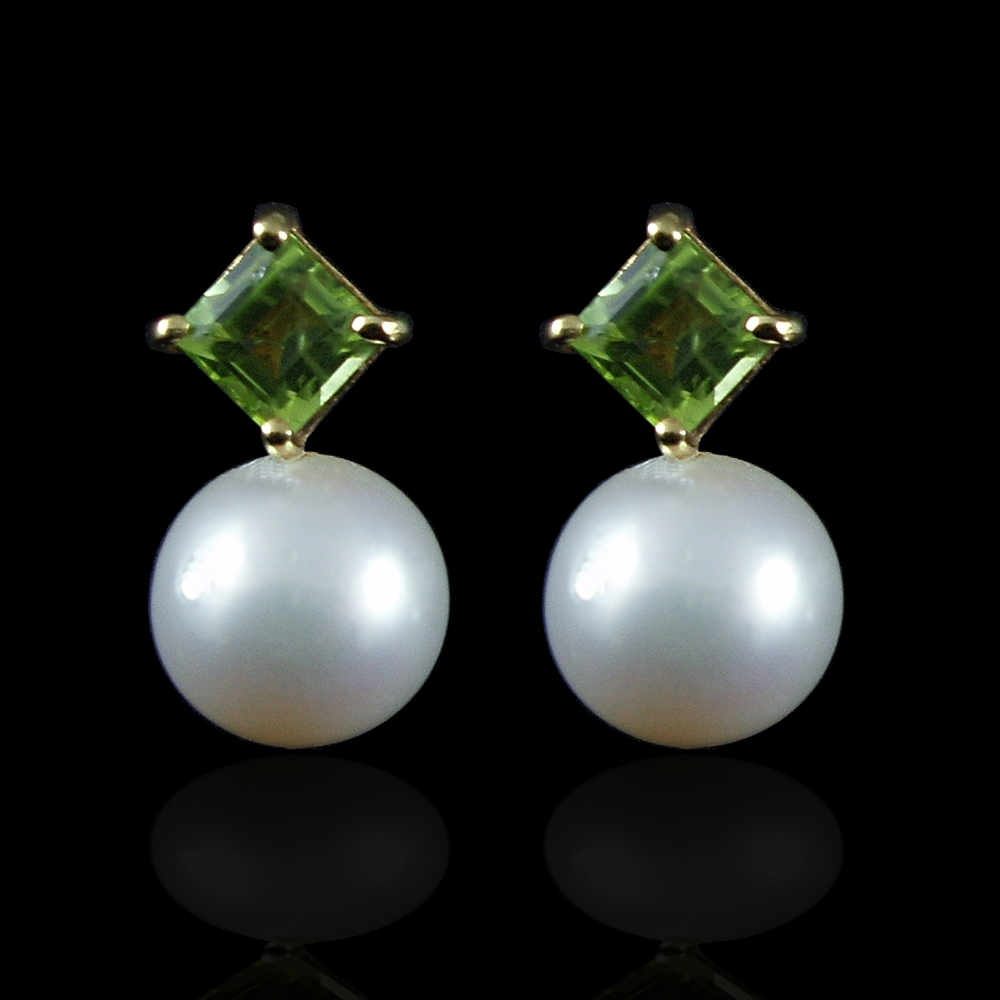 Zaveris 18 Carat Yellow Gold Pearl and Peridot Earrings
