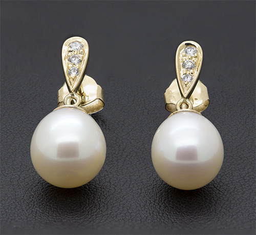 Zaveris 18 Carat Yellow Gold 10MM Pearl and Diamond Earrings