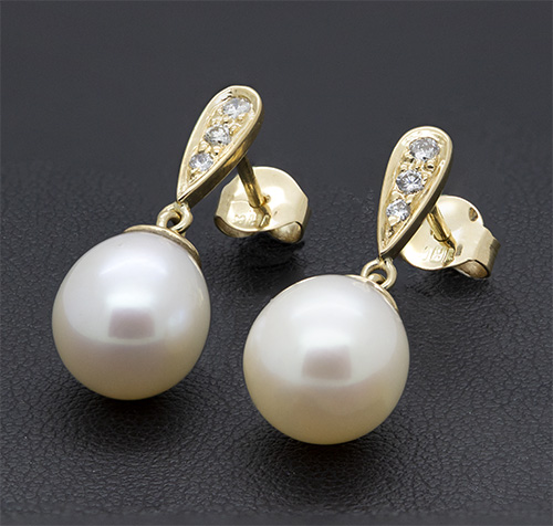 Zaveris 18 Carat Yellow Gold 10MM Pearl and Diamond Earrings