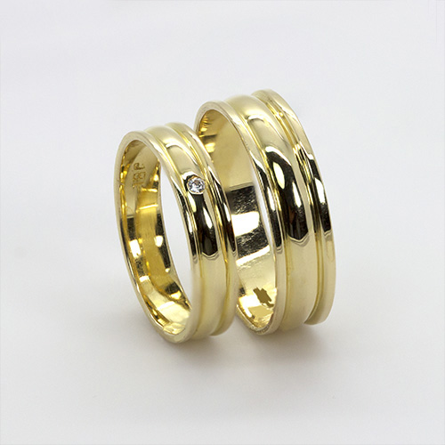 Zaveris 18 Carat Yellow Gold Kilele Diamond Wedding Bands