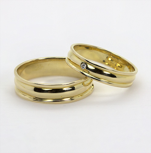 Zaveris 18 Carat Yellow Gold Kilele Diamond Wedding Bands