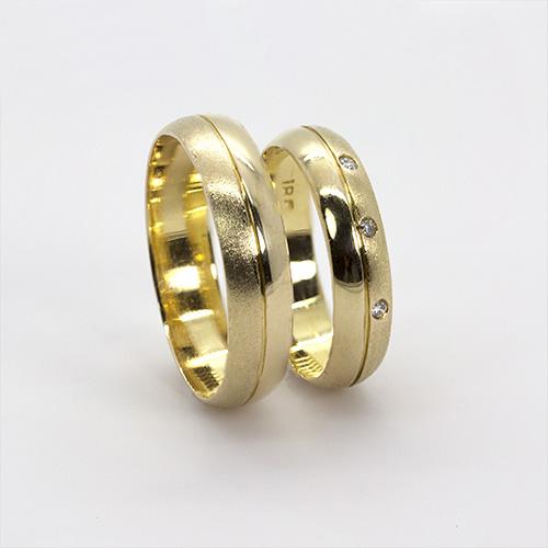 Zaveris 18 Carat Yellow Gold Milele Diamond Wedding Bands