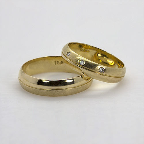 Zaveris 18 Carat Yellow Gold Milele Diamond Wedding Bands
