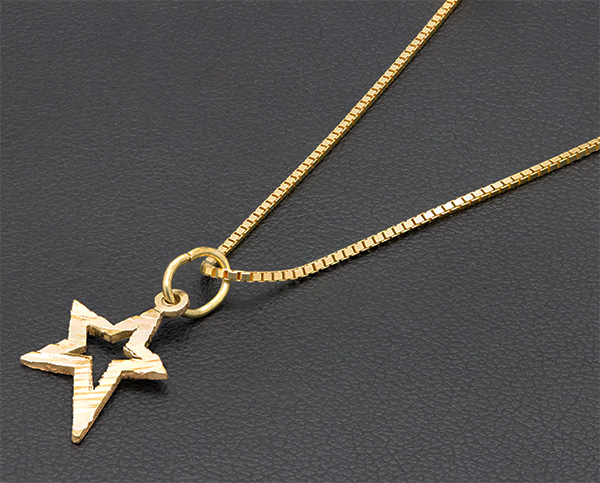 Zaveris 18 Carat Yellow Gold Long Star Pendant Necklace