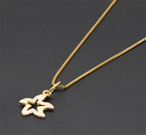 Zaveris 18 Carat Yellow Gold Star Pendant Necklace