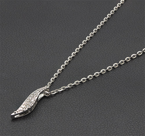 Zaveris 18 Carat White Gold Pendant and Diamond Necklace