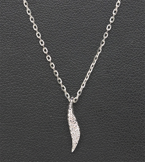 Zaveris 18 Carat White Gold Pendant and Diamond Necklace