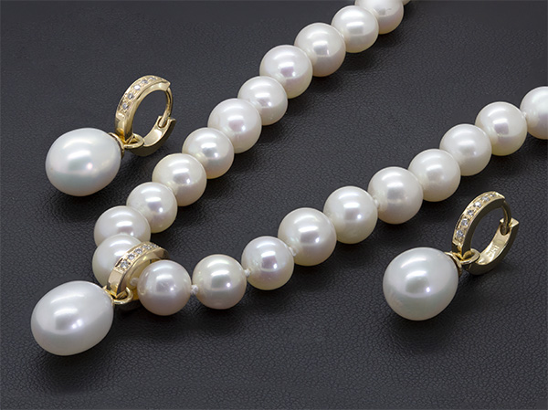 Yellow Gold Pearl and Diamond Set