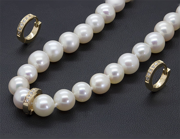 Zaveris 18 Carat Yellow Gold Pearl and Diamond Set