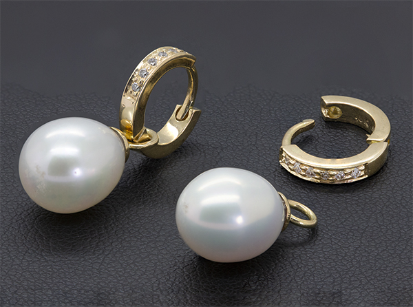 Zaveris 18 Carat Yellow Gold Pearl and Diamond Set