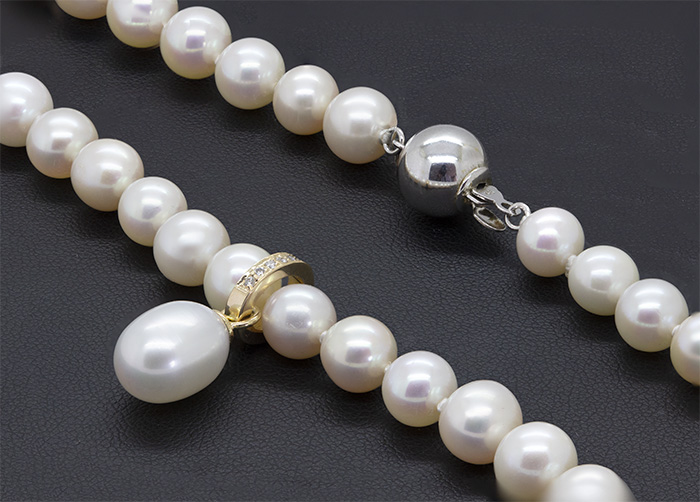 Zaveris 18 Carat Yellow Gold Pearl and Diamond Set