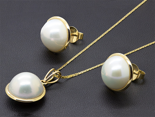 Zaveris 18 Carat Yellow Gold and 14mm Mabe Pearl Pendant Set