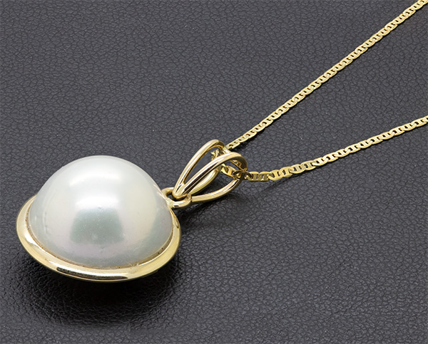 Zaveris 18 Carat Yellow Gold and 14mm Mabe Pearl Pendant Set