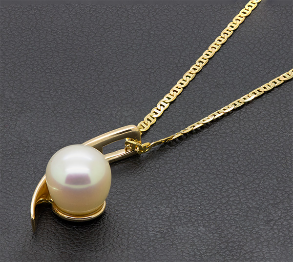 Zaveris 18 Carat Yellow Gold and Fresh Water Pearl Necklace Pendant