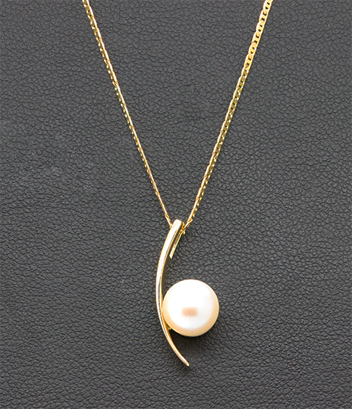 Zaveris 18 Carat Yellow Gold and Fresh Water Pearl Necklace Pendant