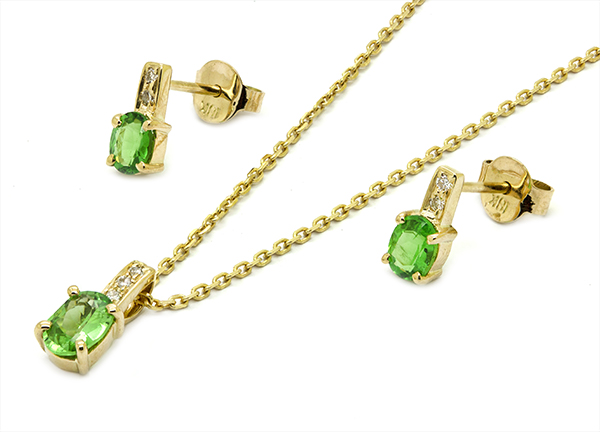 Zaveris 18 Carat Yellow Gold Tsavorite and Diamond Pendant Set