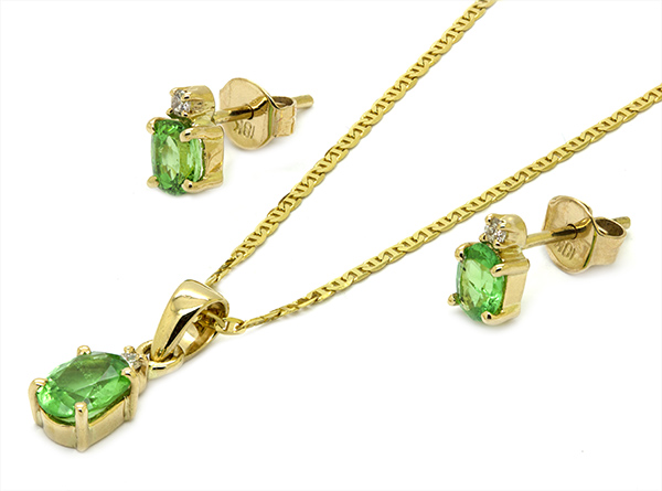 Zaveris 18 Carat Yellow Gold Oval-Cut Tsavorite and Diamond Pendant Set