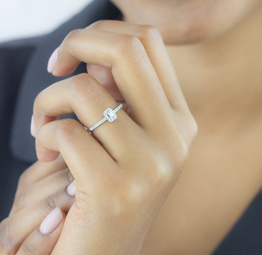 Zaveris 18 Carat White Gold Emerald-Cut Diamond Ring